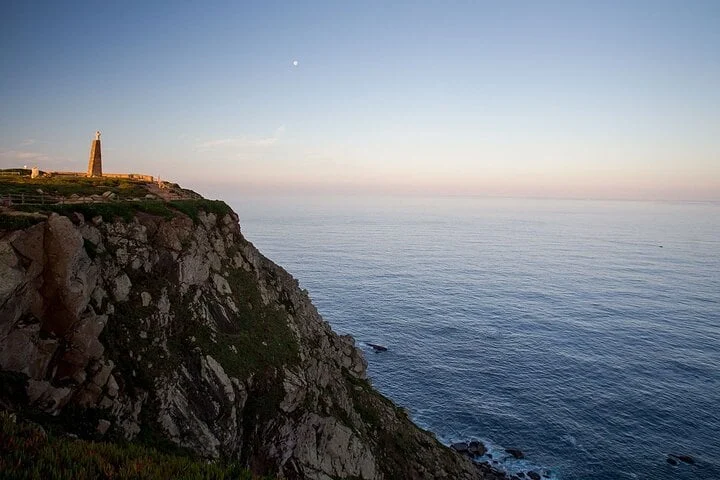 Falésias do Cabo da Roca sobre o Atlântico ao fim do dia