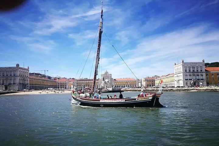 Lisboa de barco tradicional com guia