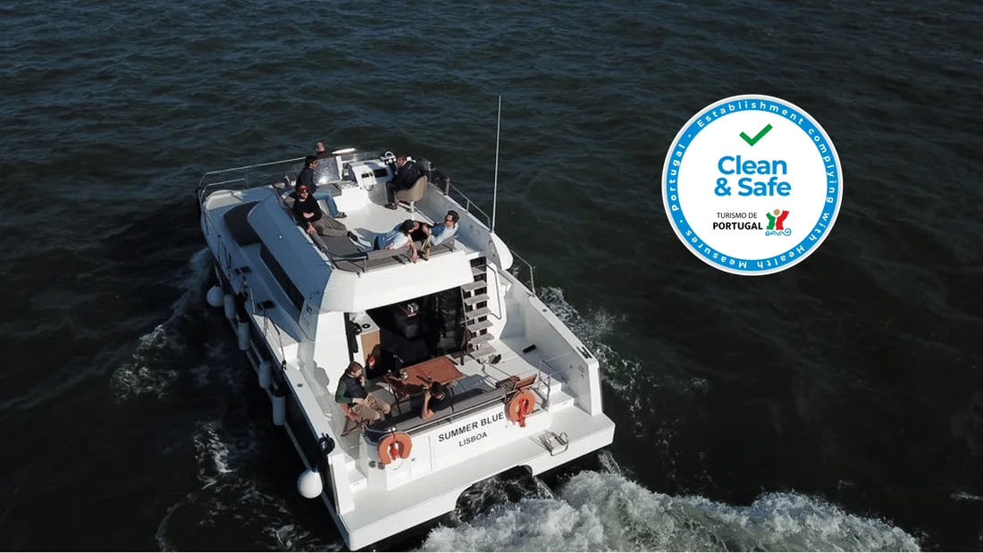Catamarã a motor privado em Lisboa