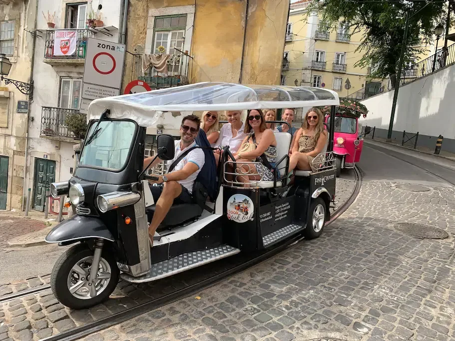 Lisboa medieval e boémia de tuk-tuk