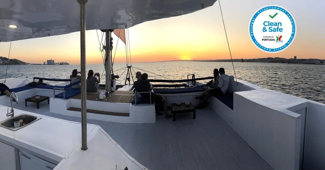 Catamarã ao pôr do sol no Tejo