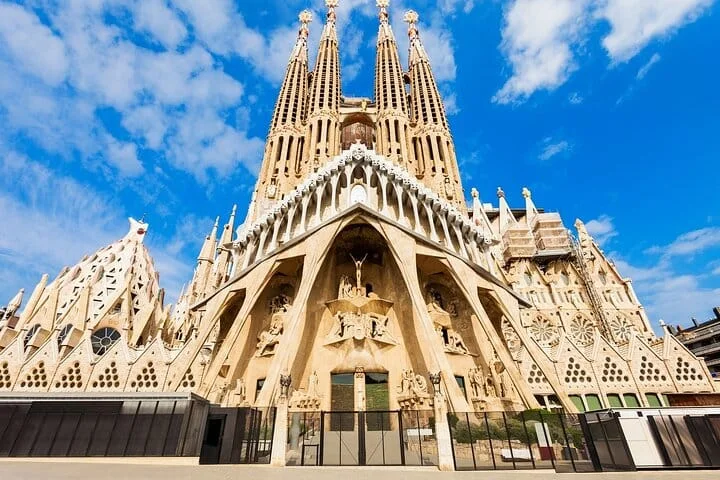 Barcelona Highlights: Private Guided Tour with Hotel/Port Pick-up