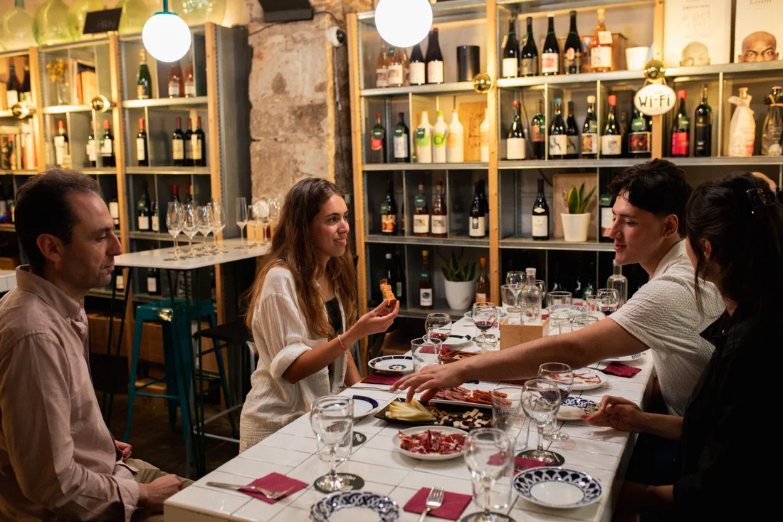 Tapas e vinhos a pé em privado