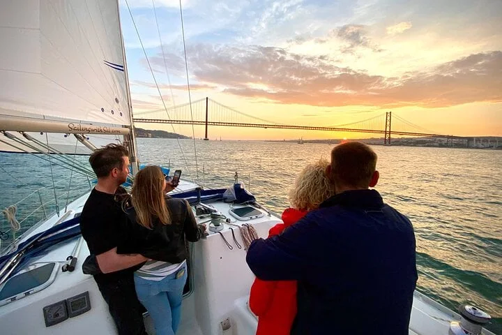Lisboa à vela ao pôr do sol