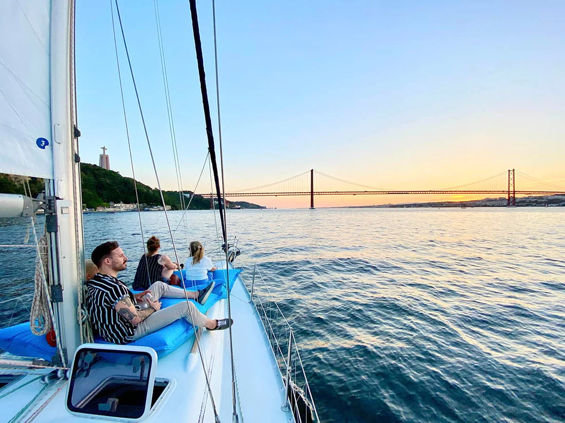 Veleiro privado ao pôr do sol em Lisboa